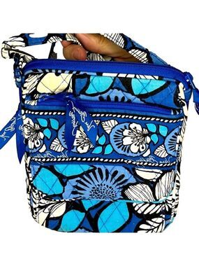 Vera Bradley Crossbody Bag, SZ 8”x6”x1”, Excellent Condition, Many pockets (T5)